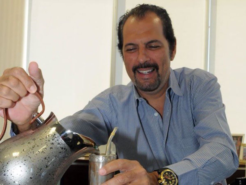 Con Guardiola capaz Cecilio Domínguez aprenda a terminar bien 2 jugadas de cada 10 que intenta.. Pero ahora sigue con el promedio de 1 jugada de cada 10.. Es horrible ese negro con rulos.!  El 10 de Cerro Porteño 🤦🏻‍♂️