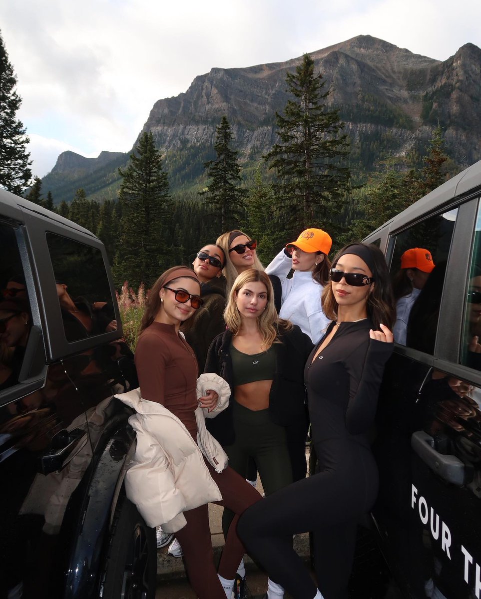 AvaMartinez02's tweet photo. Lake Louise in Alberta, Canada 🇨🇦✨ A true palette of nature ， glacier-fed turquoise waters 💧 framed by snow-capped peaks 🏔️. An unmatched masterpiece, and now officially crossed off my bucket list ✅🌎💙 https://t.co/QN1PSgnjga