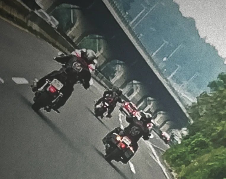 Imagínate poder andar en #moto, y aún así elegir cómo hobby, jugar pádel.

🤘🏾😎