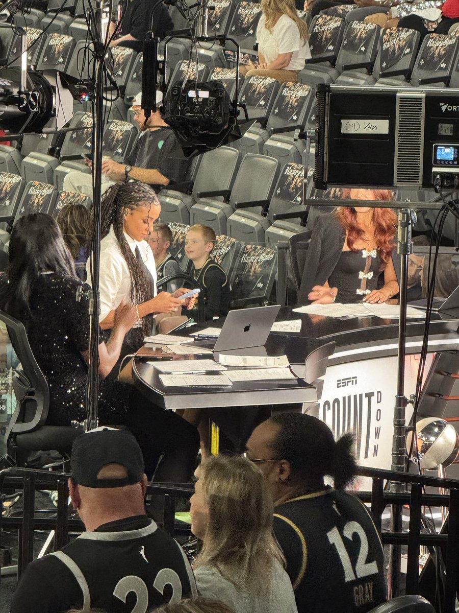 702_style's tweet photo. @espn checking them socials at the @WNBA finals 😂 https://t.co/C8ps151tRv