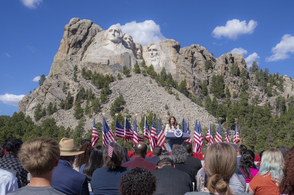 USCIS's tweet image. We were honored to host @Sec_Noem at our Mount Rushmore naturalization ceremony.
This group of highly vetted new citizens came to our country through the proper channels, demonstrated good moral character, and are committed to American laws, culture, and values.…