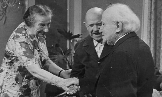 <a href="/omnium/">Òmnium Cultural</a> Dissabte us manifestareu contra un poble menyspreat des de fa 2000 anys i que els vostres amics voldrien exterminar i per fer-ho teniu els sants pebrots d’embrutar el nom del mestre Pau Casals, ciutadà honorari d’Israel des de 1961