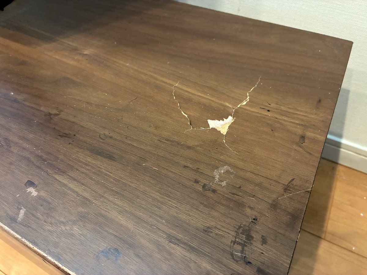 今日はテレビ台に開いた穴を直すという任務を与えられたので、頑張って直します(直るのか？)