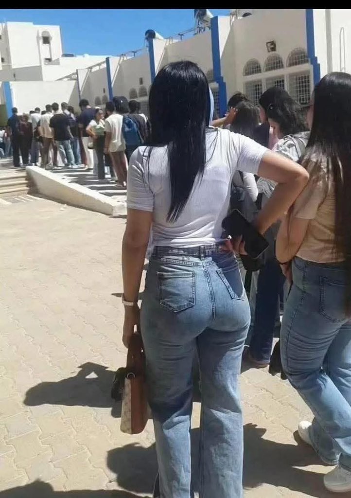 شنو دكول بداخلك من تشوف هيج لبس بالدوام او بشارع او اي مكان 
 جماعه الحريه الشخصيه اتحفونه ب افكاركم النيره