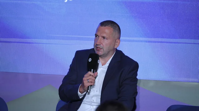 Damir Črnčec, po tožbi, zdaj še nad število piarovcev v protikorupcijski komisiji (KPK)
strogo-zaupno.si/politika/damir…