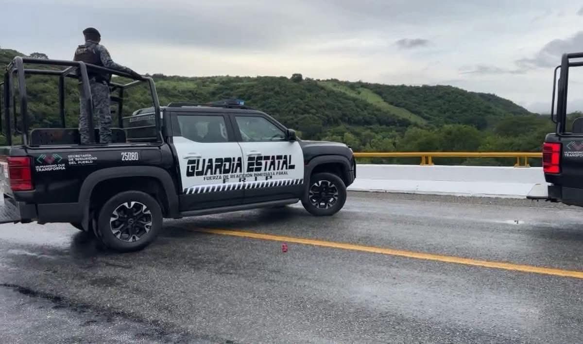 Esta madrugada se reportó una fuerte balacera en el tramo #Ocozocoautla #Cintalapa, cerca del #PuenteLasFlores. El saldo fue de dos fallecidos y dos Heridos. Se Investiga una posible emboscada. La <a href="/FGEChiapas/">FGEChiapas</a> radicó #CarpetaDeInvestigación por #Homicidio y #Lesiones. En la