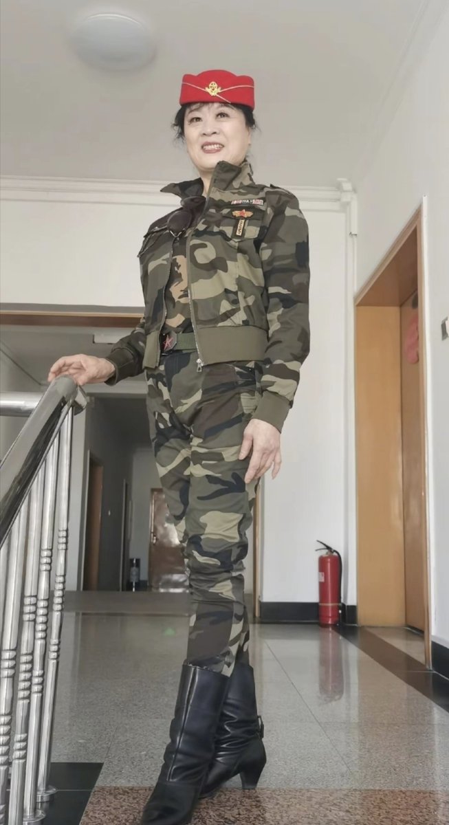 CNS689's tweet photo. 看到这种穿皮靴跳舞的熟女，狗鸡巴就瘙痒无比，不敢想象他们跳完舞脱下靴子的那一刻味道有多么浓郁，吮吸着汗脚咸咸的味道像是给身体补充盐分，我爱骚妈，愿给她们当一辈子鞋奴脚奴#骚妈#扫楼 https://t.co/7XqNubekLG