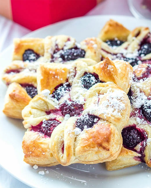 A breakfast treat to brighten your weekend? These Marionberry Cream Cheese Danishes are just what you need! Delightful Oregon Marionberries, flaky puff pastry, &amp; an indulgent cream cheese filling, baked to perfection! 🥰

oregon-berries.com/recipe/easy-ma…

#oregonberries #marionberries