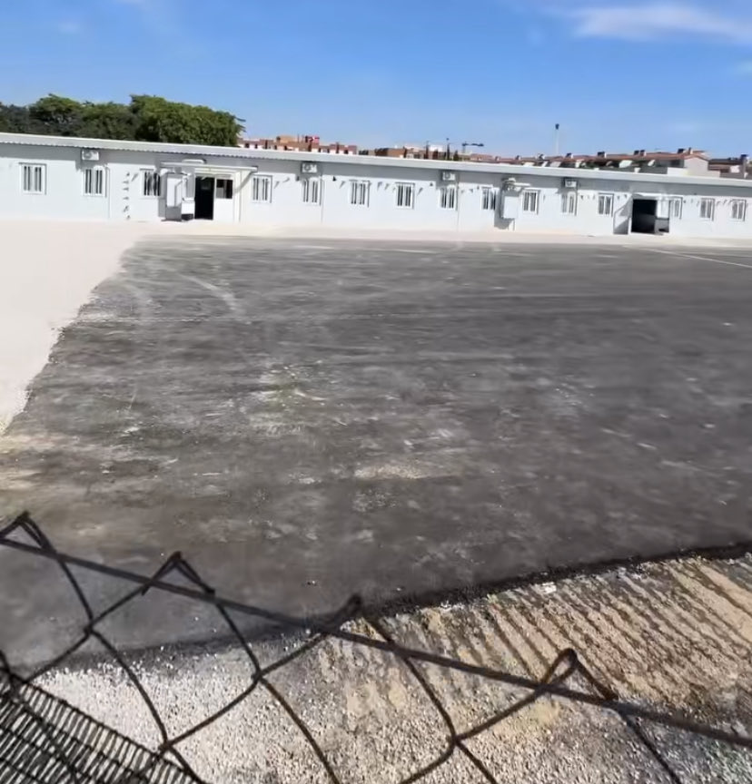 _daniVLC_'s tweet image. Me gustaría tener un altavoz inmenso para hablaros sobre “el patio de mi cárcel escolar”. Y como los niños y chavales están en sus colegios después de la DANA