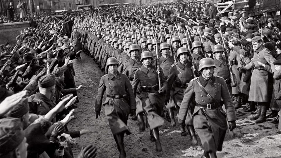 GUERRA DE LAS FLORES

Cuando en 1933 Adolfo Hitler llega al poder, su política exterior va encaminada a reunificar todos los territorios de lengua, raza y costumbres germanas, arrebatados a Alemania por el tratado de Versalles, a excepción de Alsacia y Lorena, puesto que el