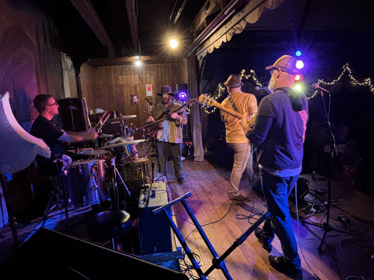 InLoveWithAView's tweet photo. theSlacks - brilliant headline slot at the Whanganui Musicians Club last night.
Always good to see the #TaranakiCoral perform , and a bunch of good bastards they are too 🤘
#LiveIsLive https://t.co/znpzzRwx9l
