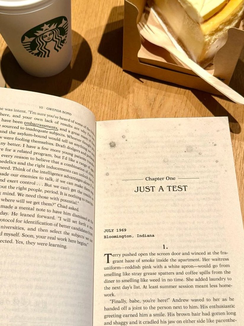 Chloe_zxcv's tweet image. The sound of turning pages is like a quiet melody, soothing the noise in my heart. 🌿📚