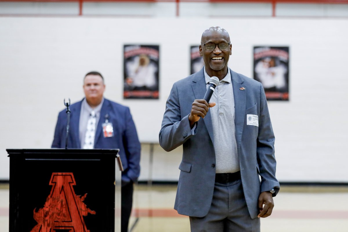 UArkansas's tweet photo. Big thanks to Texarkana High School for welcoming Chancellor Robinson, Provost Indrajeet Chaubey, and Dean of Admissions Suzanne McCray. We can’t wait to see these #FutureHogs on campus! 🐗
#UniversityOfArkansas https://t.co/Yy5RqFdHgD
