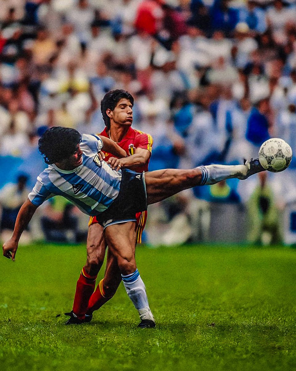 El Diego y Enzo Scifo.

Es un fotón 📸⚽️
