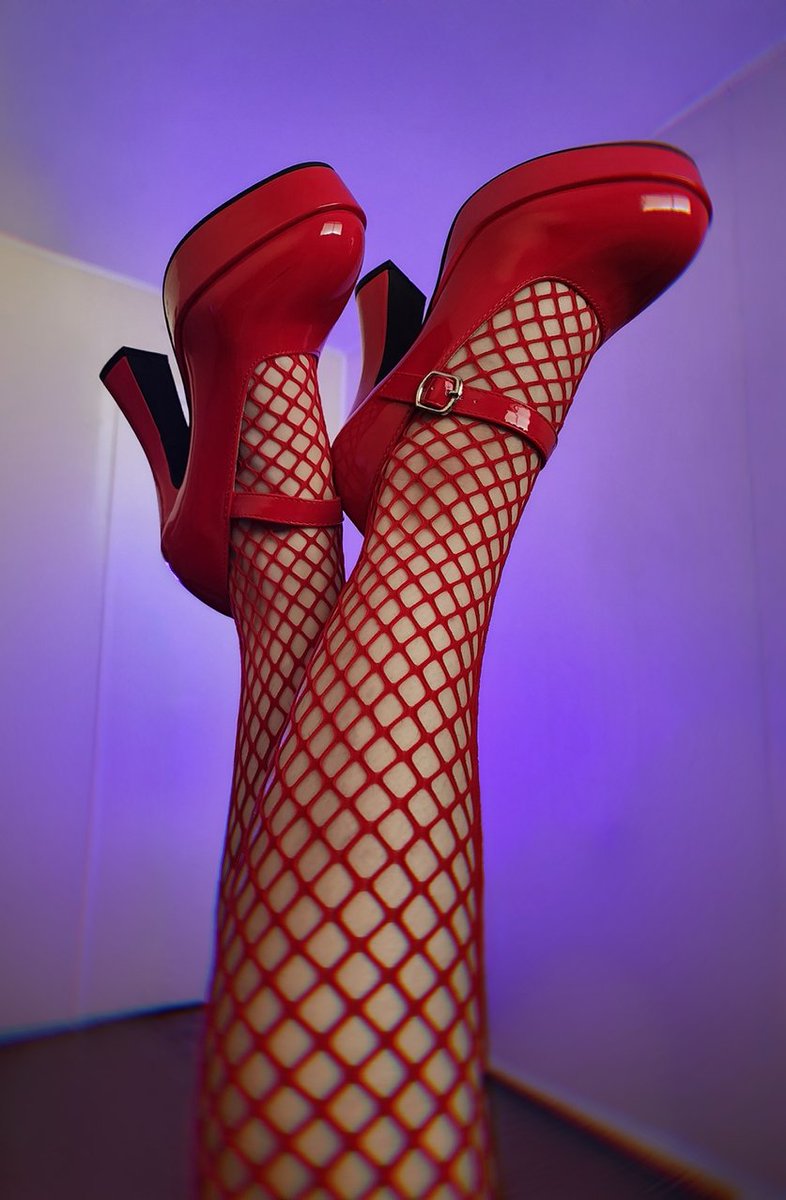Do you like my heels &amp; stockings? 👠