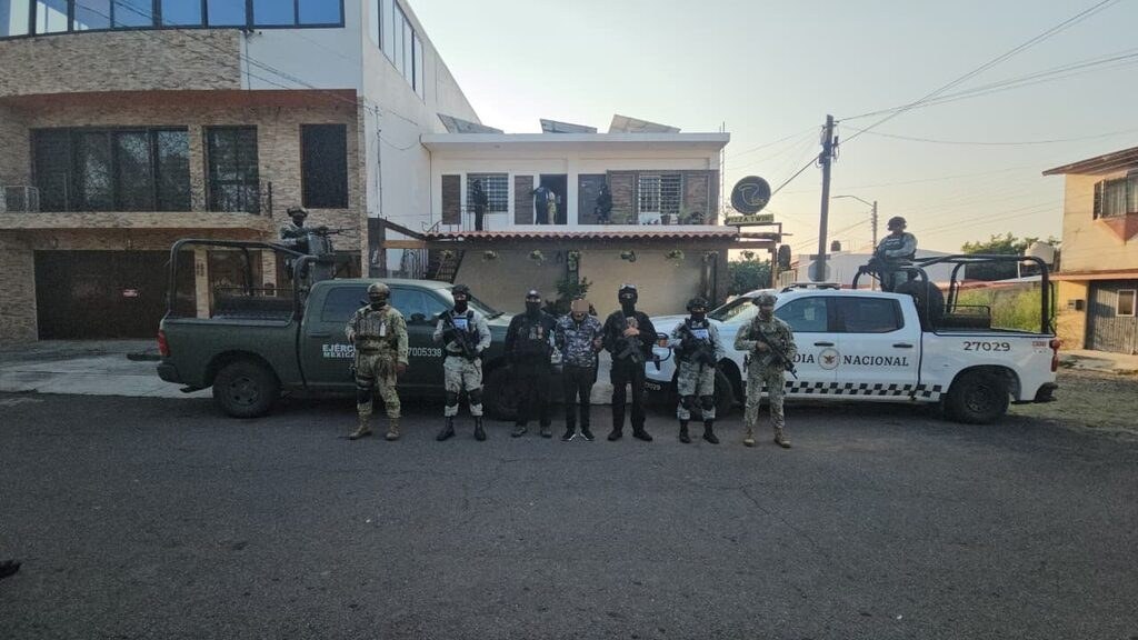 aGnt3Just_GN's tweet photo. 🚨 ¡Atorado!
El #EjércitoMexicano y la #GuardiaNacional detuvieron a "Rayberth", alias "El Rayo", presunto jefe de plaza en Villa de Álvarez, Colima. Le atribuyen delitos relacionados con el crimen organizado. #Colima #Seguridad #ElRayo https://t.co/siPBpscVNR
