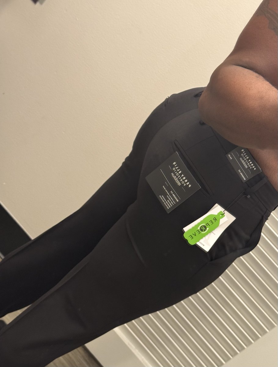 Up in this mall getting pants for a wedding. These tight ass pants got me double cheeked up this afternoon 😂🤣