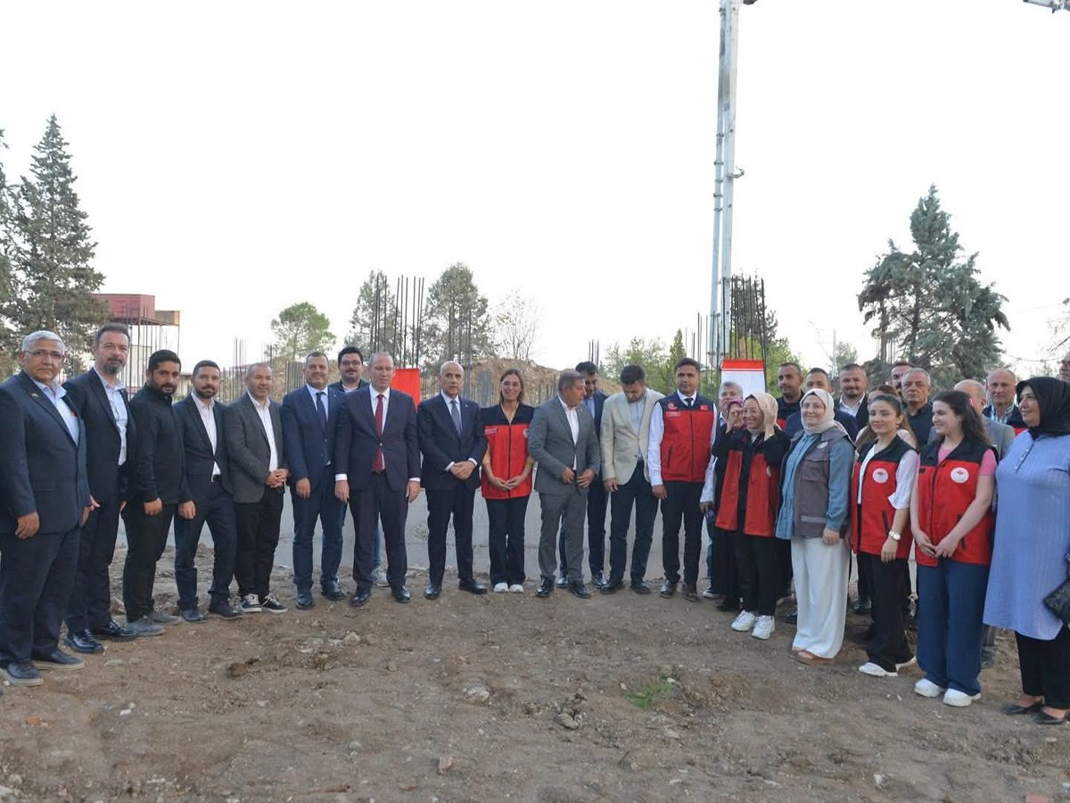 Turkoglutarim's tweet photo. Tarım Orman ve Köyişleri Komisyonu Başkanımız, Kahramanmaraş Milletvekilimiz Prof. Dr. Vahit KİRİŞCİ, Türkoğlu İlçe Tarım ve Orman Müdürlüğü yeni hizmet binası inşaat çalışmaları yerinde inceleyerek çalışmalar hakkında yetkililerden bilgi aldı. 
@ramazanbilir46
@AliSakalar46 https://t.co/M9lLIyTQfp