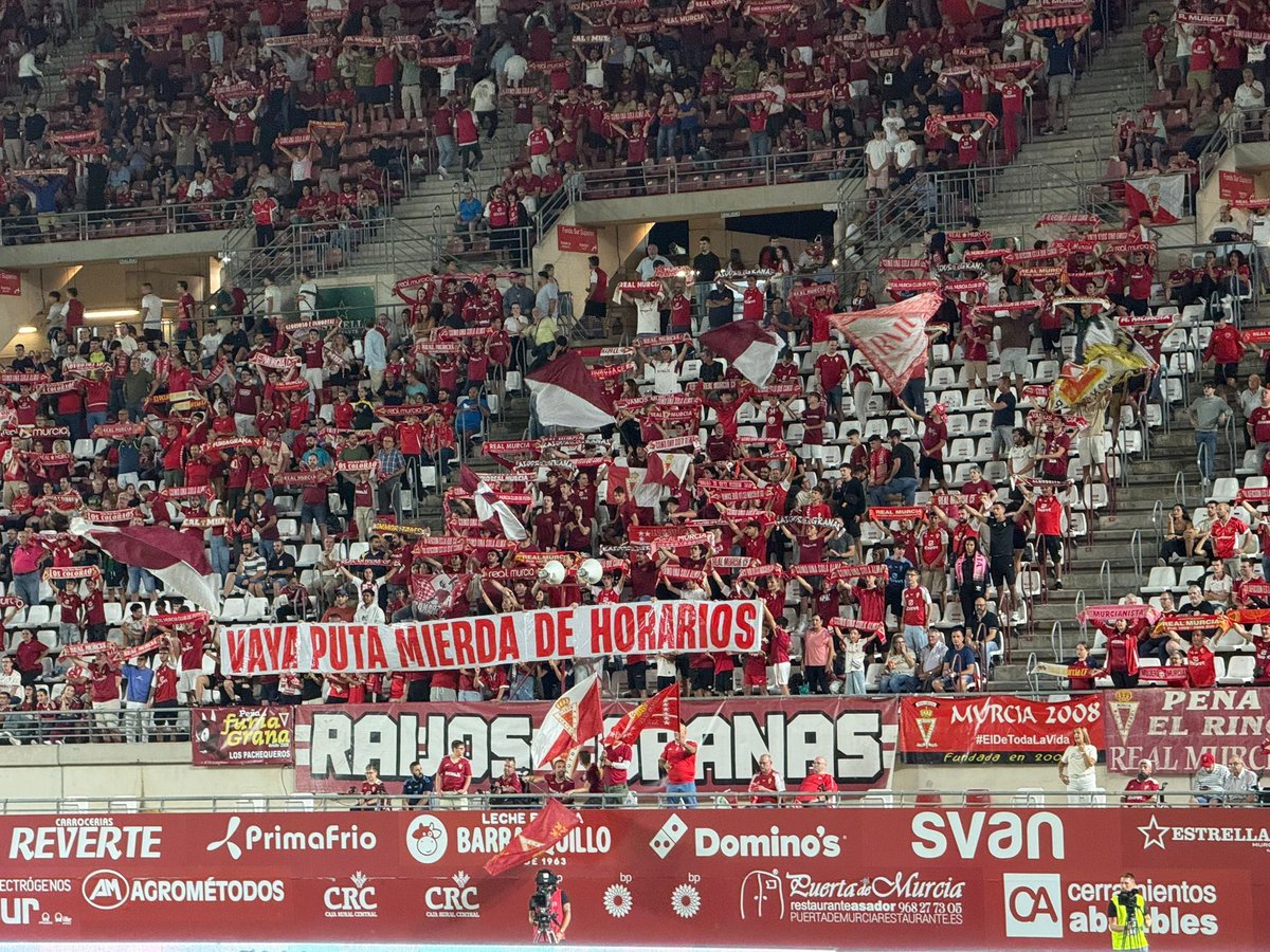 La pancarta que ha sacado <a href="/RaijosGranas/">Raijos Granas</a> por el partido de hoy del <a href="/realmurciacfsad/">Real Murcia CF</a>.

De las 6 jornadas que llevan, han jugado 2 en viernes (ambas en Nueva Condomina) y 1 jornada en lunes. 

Y ahora cuidado por esta pancarta si no está autorizada por la Policía Nacional. En fin.