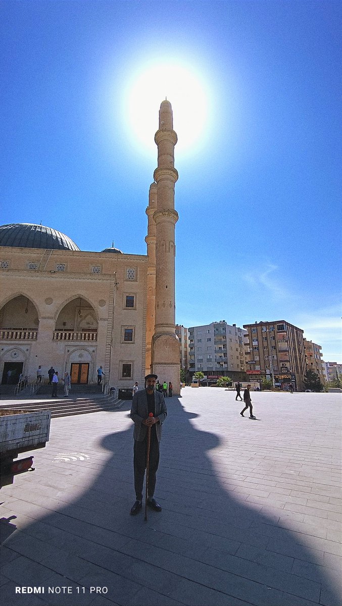Türkiye'nin En Uzun Boylu Adamı Mardinli Necmettin Bey 
Tüm Zerafetiyle Minare Gölgesinde.
