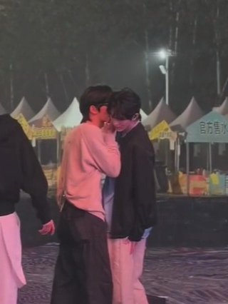 Bellepuka's tweet photo. 1년전 오늘 📷
첫 음악제 리허설

오랜만에 다시 보니 넘 좋다!
남들은 못 듣게 둘이서만 귓속말로 대화하는거~ https://t.co/J7Xd6iTjDW