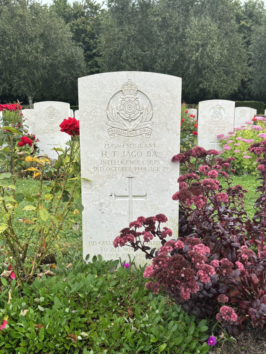 DanielJPhelan_'s tweet image. It’s interesting to read an account Serjeant Harry Jago’s dad wrote after visiting his son’s grave in Bayeux in 1947. His words about the cemetery’s ‘glorious sight’ rang true when I visited in August, almost 80 years later.

📍Bayeux War Cemetery 🇫🇷