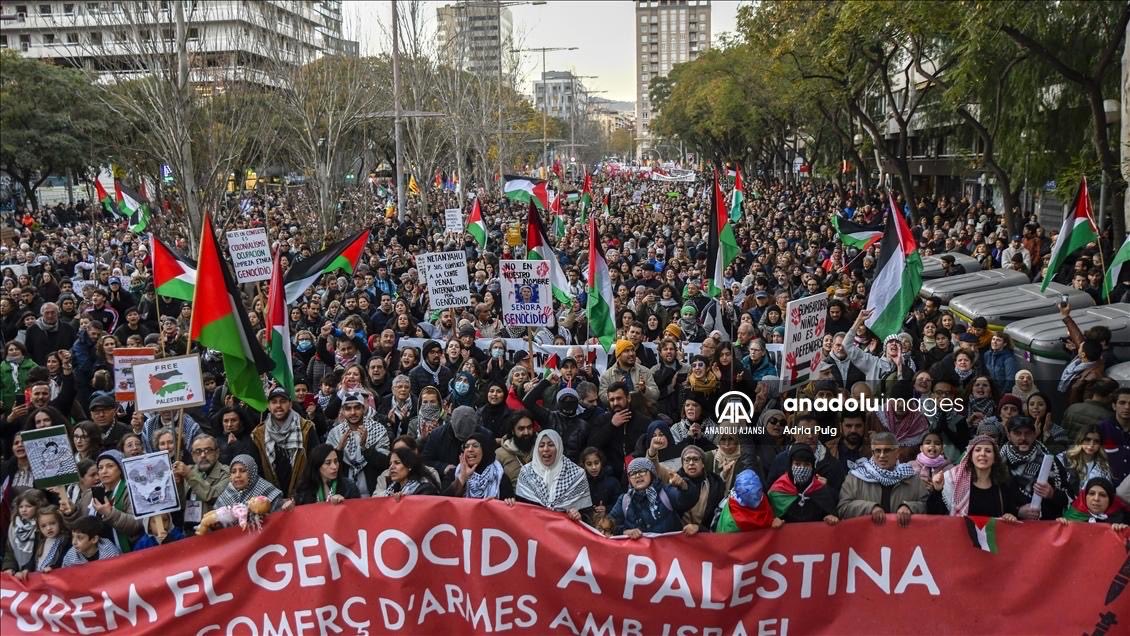 Sumud Filosu için bugün İspanya:

👉Madrit, Barcelona, Valencia başta olmak üzere bir çok şehirde gösteriler düzenlendi
👉Sadece Madritte 100 bin kişi gösteri yaptı, 
👉gösteriler yüzünden Vuelta Bisiklet turnuvası iptal edildi, toplu taşıma, spor etkinlikleri ve günlük yaşam