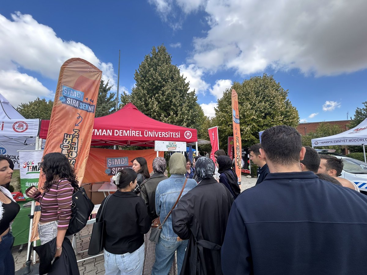 uniakisparta's tweet photo. Standlarımızda gençliğin heyecanını, birlikteliğin gücünü ve eğlencenin en güzel hâlini yaşadık 🙌🎉🤍 

Talep dolu, enerji dolu bu güzel stand döneminde yanımızda olan tüm arkadaşlarımıza teşekkürler! 🚀 https://t.co/3kAcU0oJT7