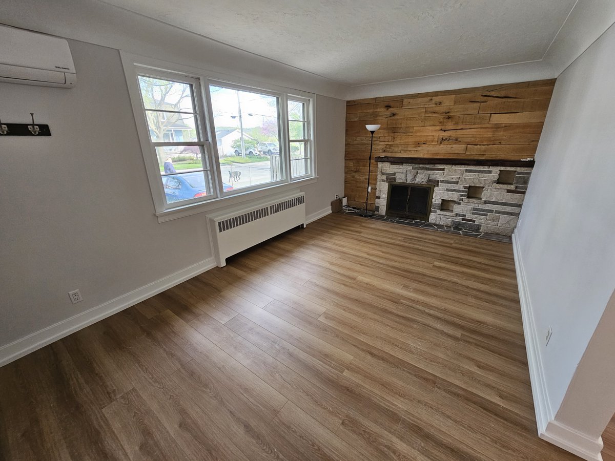 🏡FOR LEASE🏡

638 ROSSEAU Road - Main Floor Unit, Hamilton
ONLY $2,300/month

MLS: 40775973

Main floor, 3 bed, 1 bath apartment available immediately! 

Contact: 905-545-1188

#VermaRobinsGroup #RemaxEscarpment #HamiltonRental #HamiltonRealEstate #ForRentInHamilton