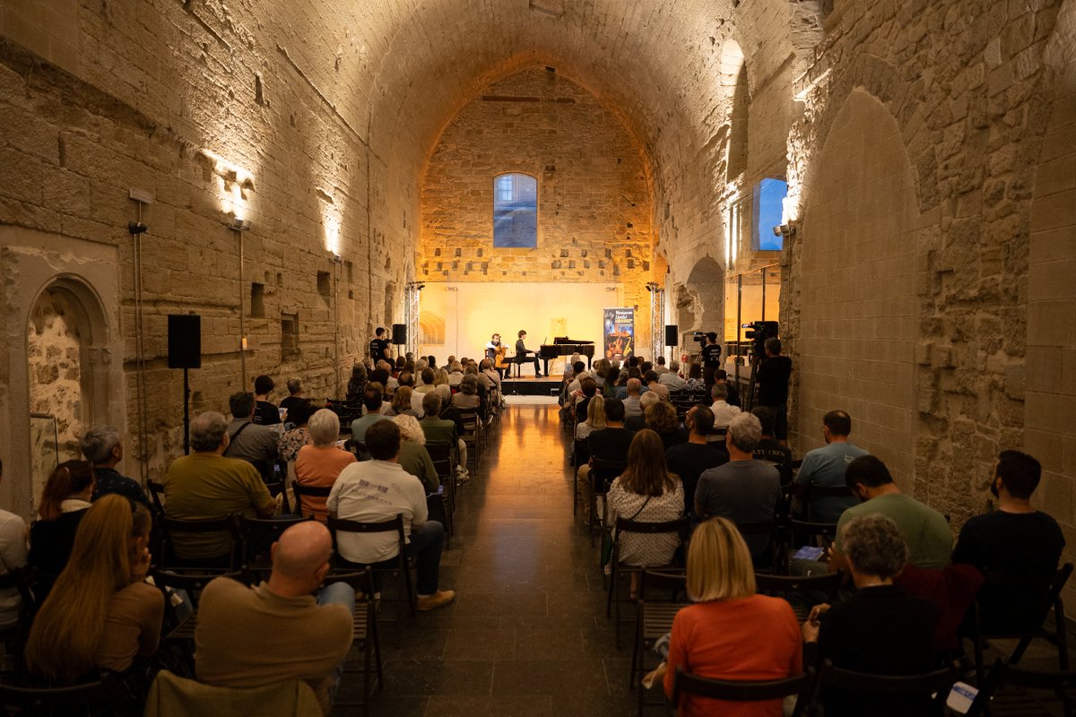 🎶 Ha arrencat la 20a edició del Festival Musiquem Lleida! 💜 La jornada inaugural ha portat música en viu a la ciutat amb Alysyos Duet a la Plaça Paeria, i després el recital de Ramon Bassal i Marc Piqué a la Seu Vella.

coralshalom.cat/darreres-notic…