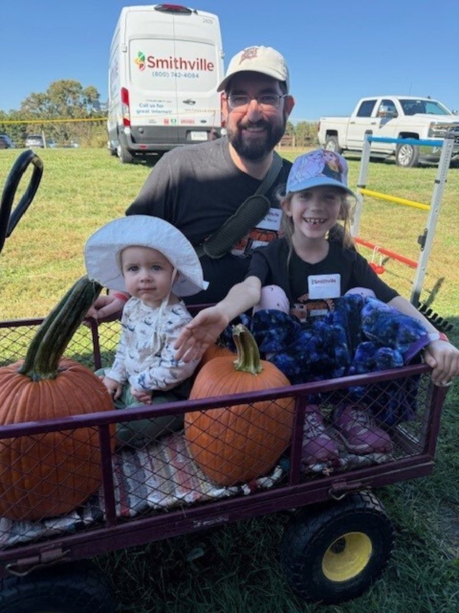 It's pumpkin season! 🎃 Smithville employees gathered at Fowler Pumpkin Patch for our annual Pumpkinpalooza event last weekend. 

Big thanks to Fowler for hosting our event! 🍂 🍁  

Photo: Smithville employee John M. enjoyed the fall festivities with his girls. 

#mysmithville