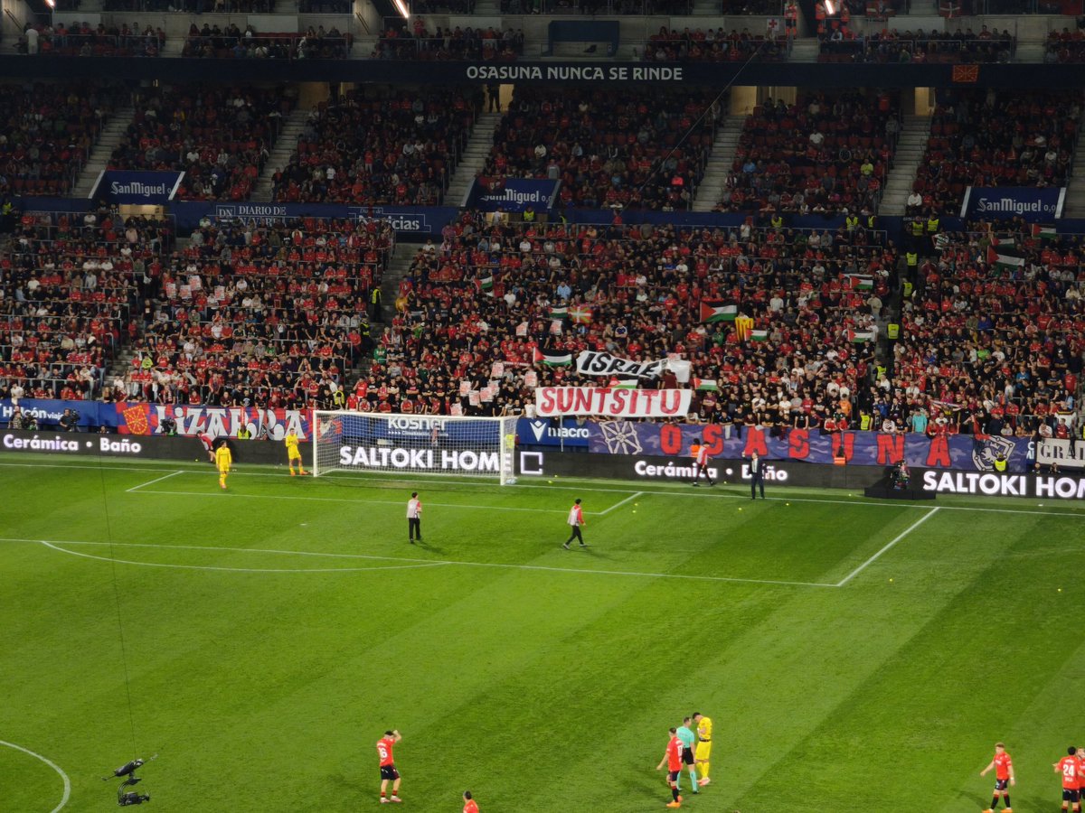 info_geta's tweet photo. Mete un gol Osasuna porque añaden 6 minutos, por la gilipollez de las pelotas y banderas de Palestina.

No solo no los penalizan por esas acción en el partido,sino que salen beneficiados

#OsasunaGetafe https://t.co/mfluCIB7ZQ