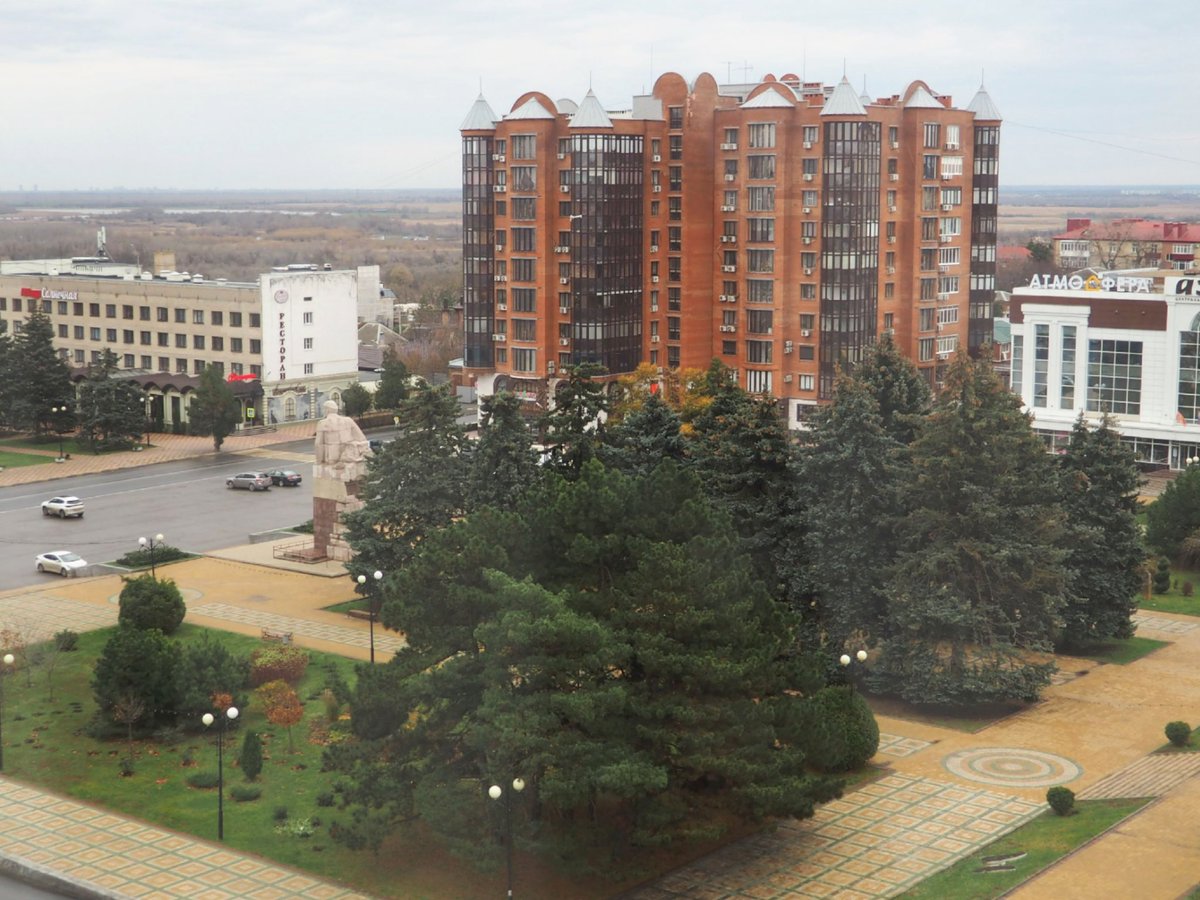 Азов - город в Ростовской области, датой основания которого принято считать 1067 год.
За свою историю Азов успел побывать торговой крепостью генуэзских и венецианских купцов, портом Золотой Орды, северным форпостом Османской империи, впервые став русским городом лишь в 17 веке.