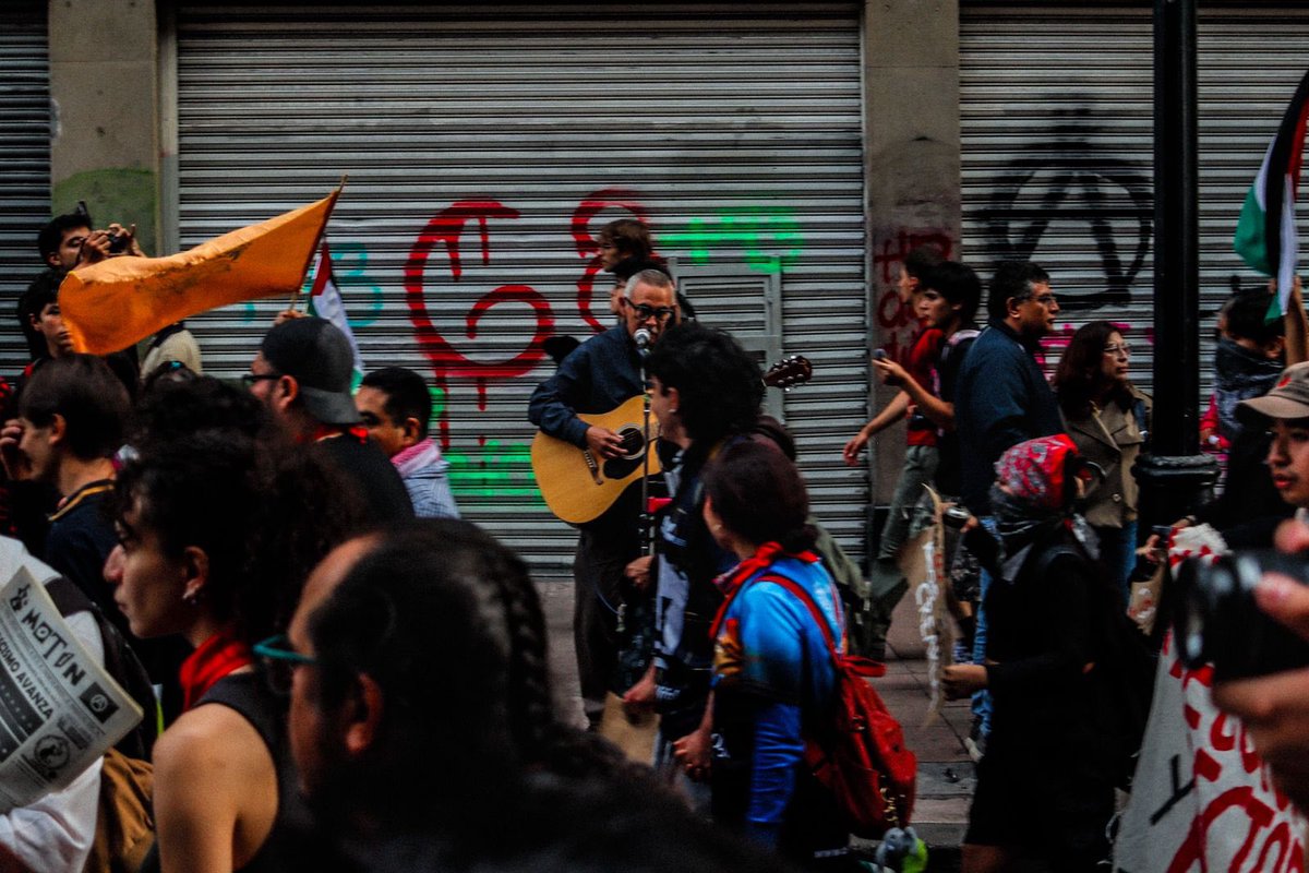 🚩🔥 #2DeOctubre | Cuando se vive en una sociedad donde lo que no está permitido es obligatorio, la lucha social encabezada por los estudiantes y las clases trabajadoras se vuelve la única alternativa que tenemos. 
- Antonio Morales  

📸 Fotógrafo: Gael Carbajal
#Tlatelolco