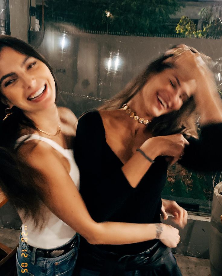 Sempre quando perguntam quem são meus irmãos o nome dela é o primeiro, minha melhor amiga, a melhor mãe do mundo, a melhor madrinha, o meu amor, te amo irmã, feliz aniversário, nós temos a maior sorte do mundo por ter você em nossas vidas, te amo te amo te amo