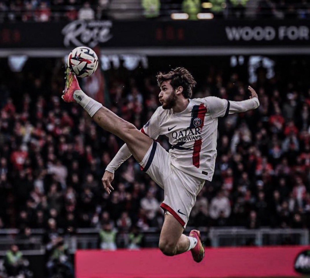 lasource75006's tweet image. 🥈Le deuxième joueur le plus réclamé côté flocage par les supporters parisiens est Khvicha Kvaratskhelia !! Le géorgien fait une percée fulgurante, il monte de plus en plus dans le cœur des parisiens. #PSG #FLOCAGE