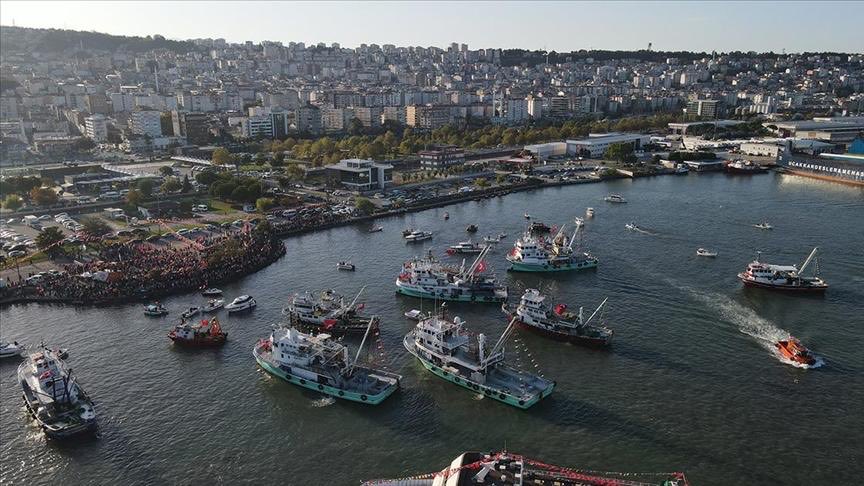 Sumud Filosu için Türkiye:

👉Artvin, Sinop, Kastamonu, Sakarya, Düzce, Samsun, Kırklareli, Kocaeli, Bartın, Zonguldak, Ordu, Giresun, Rize gibi karadeniz sahillerinde gemiler denize açıldı, limanlarda vatandaşlar toplandı Sumud’a destek verildi.
👉ABD ve İsrail konsolosluğu