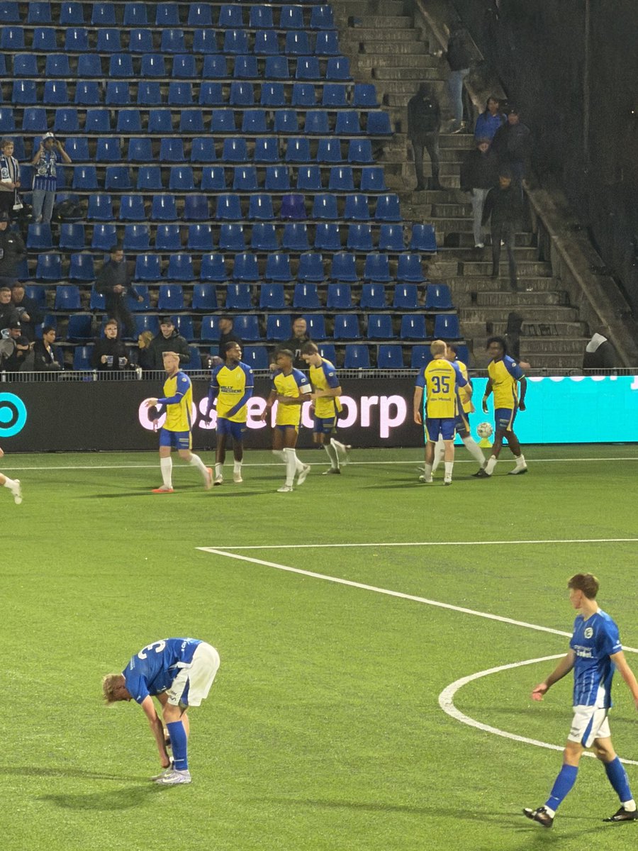aanonsdevictori's tweet photo. Enerverende derby eindigt in 2-2
Waalwijkse goals ⚽️ Heldt, Van der Leij #RKC #dborkc https://t.co/lgjunG12HQ