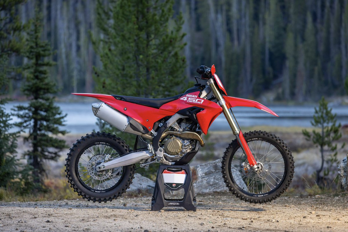 Enduro-Cross Unleashed
La Desmo450 EDX es la respuesta de #Ducati para los pilotos que desean competir en pruebas de #Enduro.

Mírala en acción: youtube.com/watch?v=IyDRif…