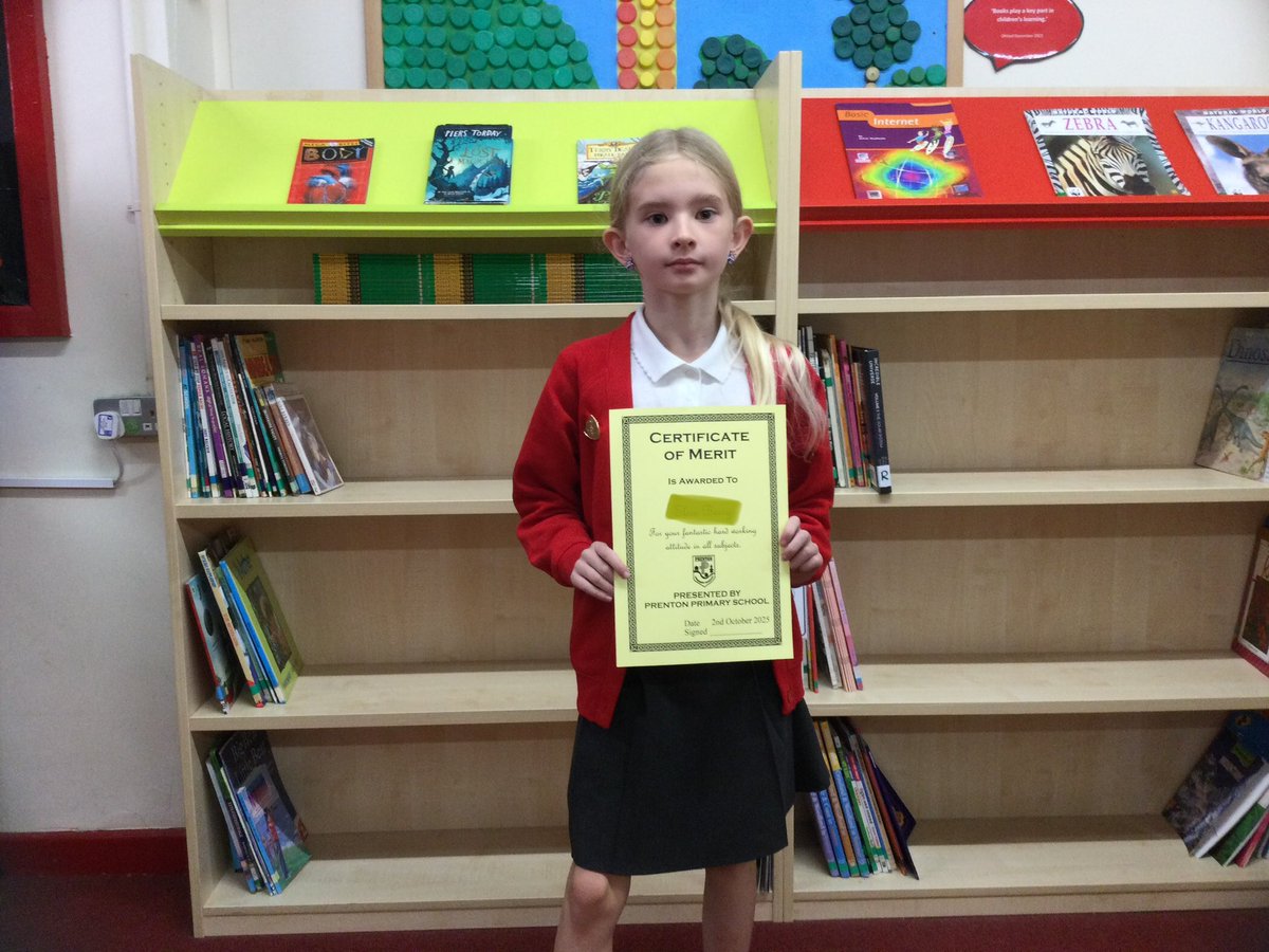 Congratulations to Elsie for earning the Merit Award for Class 3R! ⭐️👍🏻😊