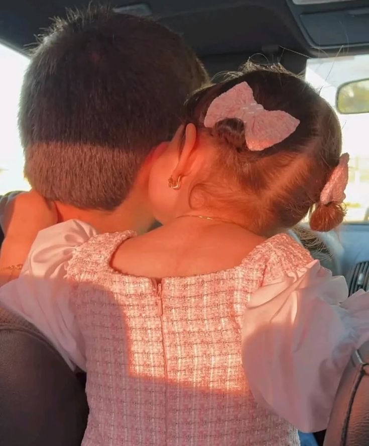 قال رسول الله ﷺ: 
“لَا تَكْرَهُوا الْبَنَاتِ، فَإِنَّهُنَّ الْمُؤْنِسَاتُ الْغَالِيَاتُ”.