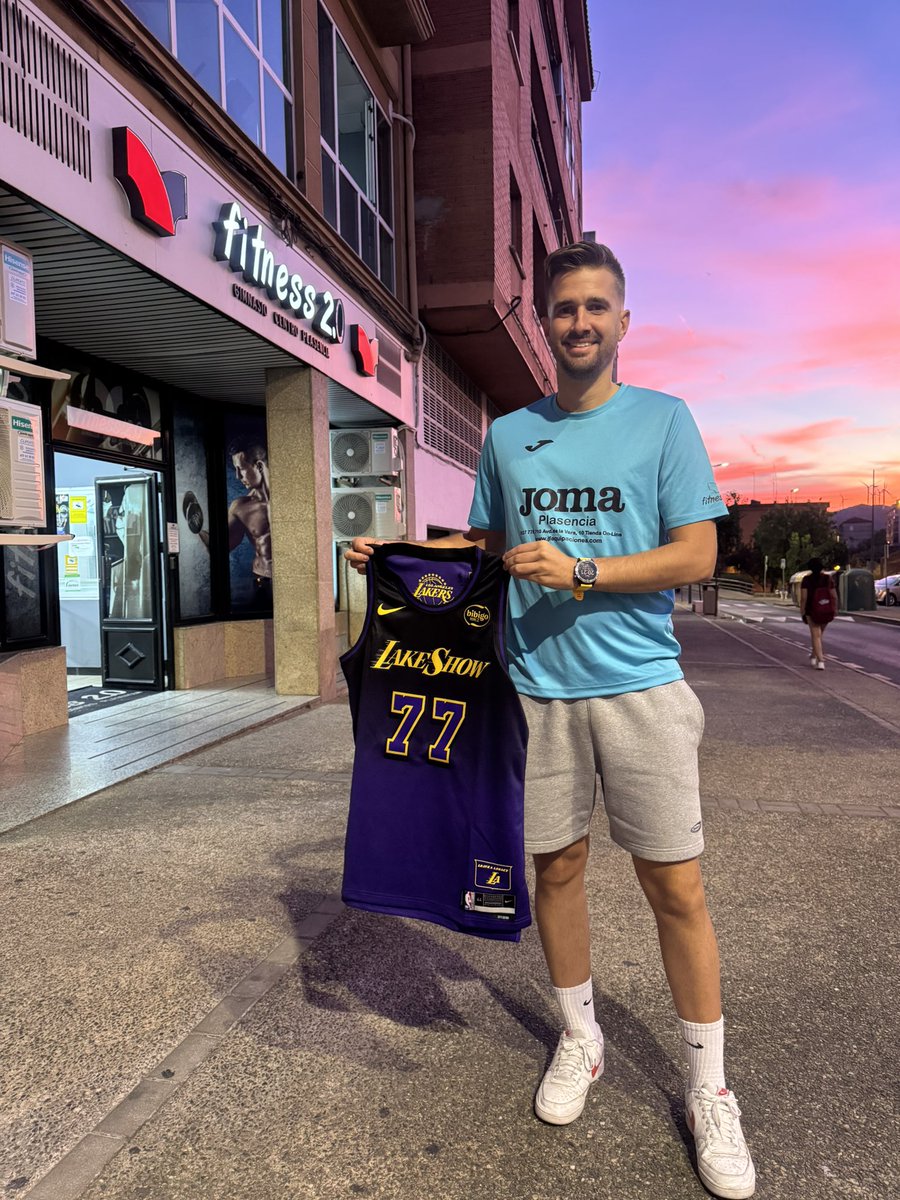 xulefernandez8's tweet photo. Ya tengo aquí la camiseta del sorteo. Muchas gracias a @PasionBasketNBA por este regalo. https://t.co/qGH4vvqN6N