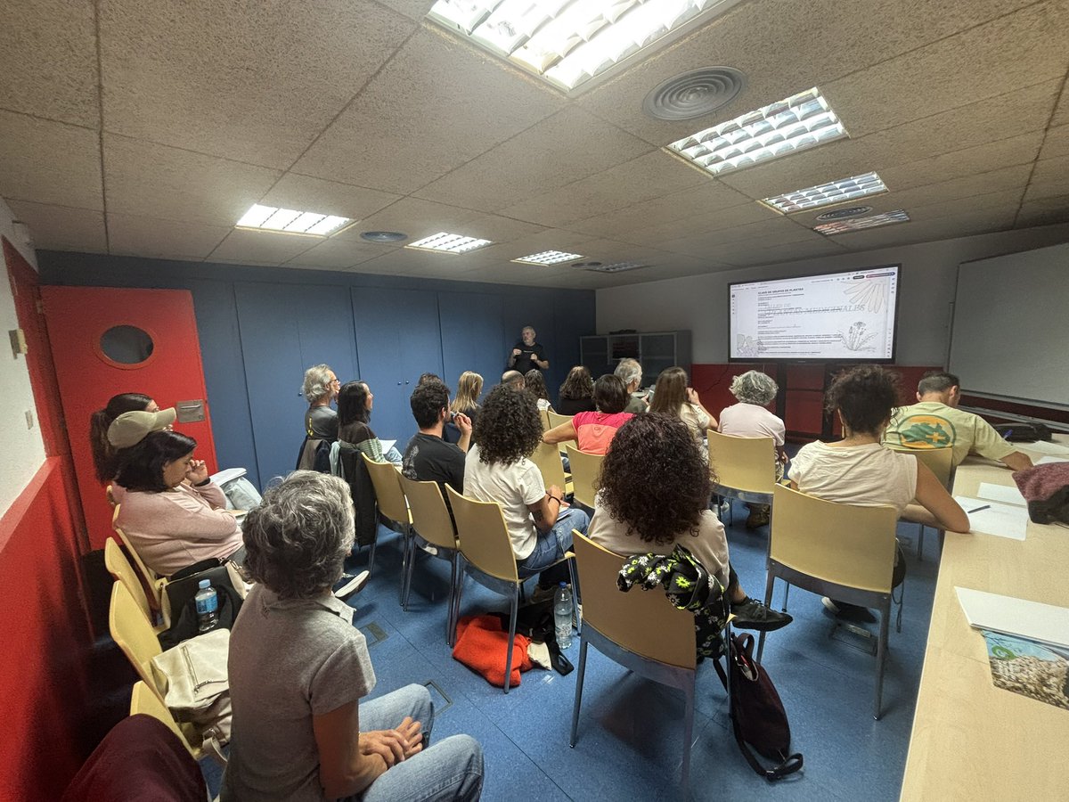 TierraLaRioja's tweet photo. Primera jornada del curso de plantas medicinales en la #GotadeLeche de @AytoLogrono Mañana tendrá lugar la primera jornada práctica en #Varea #vareia #plantasmedicinales #botanica #amigosdelatierralarioja #educacionambiental https://t.co/BTbiwr31sX