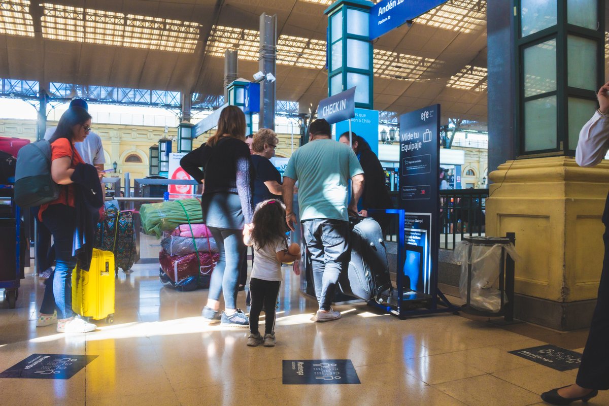 Recuerda que el tren tiene espacio para equipaje 🧳.  Asegúrate de que cumpla los requisitos antes de subir 👀.
Revisa las condiciones antes de viajar aquí 👉🏼 efe.cl/nuestros-servi…