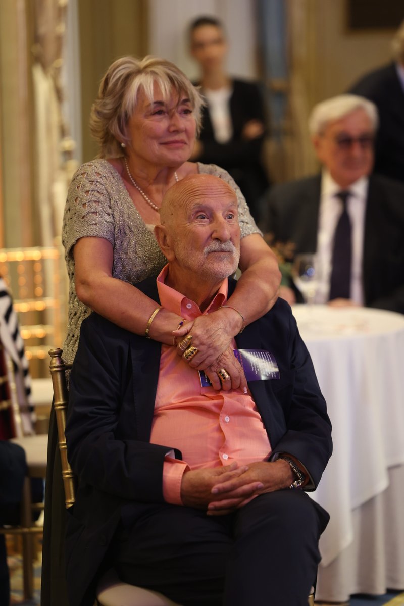 MerceBoadaR's tweet image. Ahir vam viure una Nit de l’Alzheimer única.
Gràcies a tots els assistents, personalitats i artistes que vau fer d’aquesta vetllada una experiència tan especial i plena de complicitats.

L’any vinent, més i millor! 🌟

#Alzheimer #LaNitDeLAlzheimer