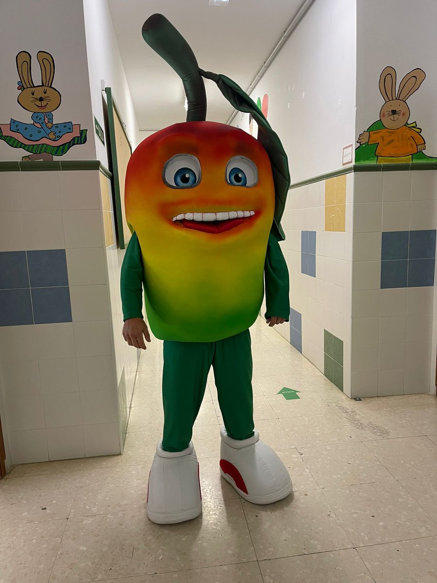coledecuevas's tweet photo. Este Jueves 2 de Octubre hemos disfrutado en el cole de un desayuno saludable gracias a UPA. También nos visitó el señor Fruti. https://t.co/t7gMiE3mTN