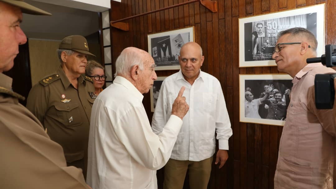 DrRobertoMOjeda's tweet photo. Con el Comandante Machado Ventura inauguramos la exposición "Centenario del Primer Partido Comunista de Cuba" luego de participar en la charla histórica que sobre esta organización realizaron directivos del Instituto de Historia de #Cuba en el teatro de la @UniversidadPCC https://t.co/T8h5kszwW4