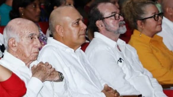 Con el Comandante Machado Ventura inauguramos la exposición "Centenario del Primer Partido Comunista de Cuba" luego de participar en la charla histórica que sobre esta organización realizaron directivos del Instituto de Historia de #Cuba en el teatro de la <a href="/UniversidadPCC/">Universidad del PCC Ñico López</a>