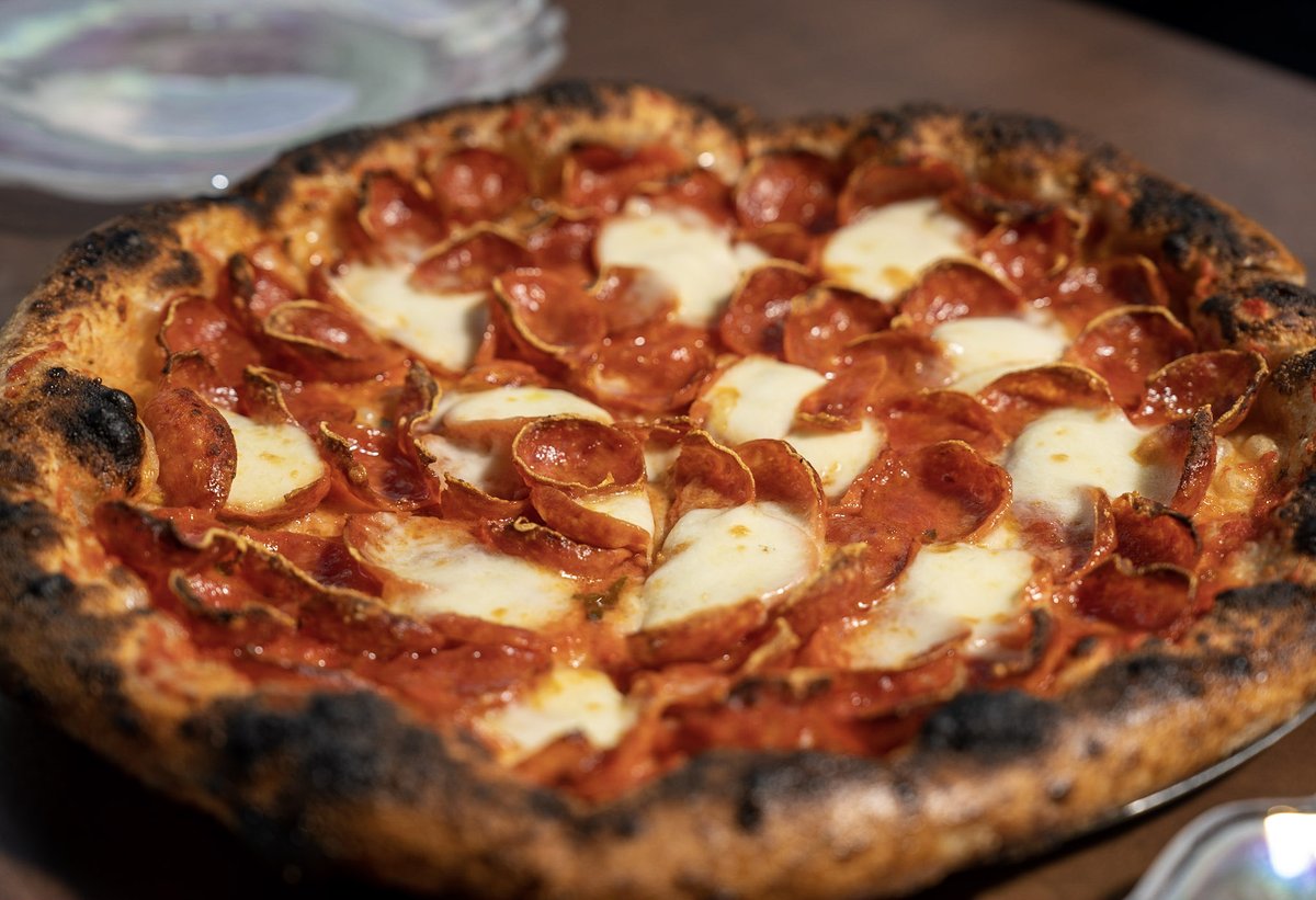 🍕✨ Pro tip: start the weekend with a pizza for the table.
Our Americana is layered with dry-aged pepperoni, fresh mozzarella, house pomodoro, and a touch of Sicilian oregano—a crowd-pleaser from first bite to last.