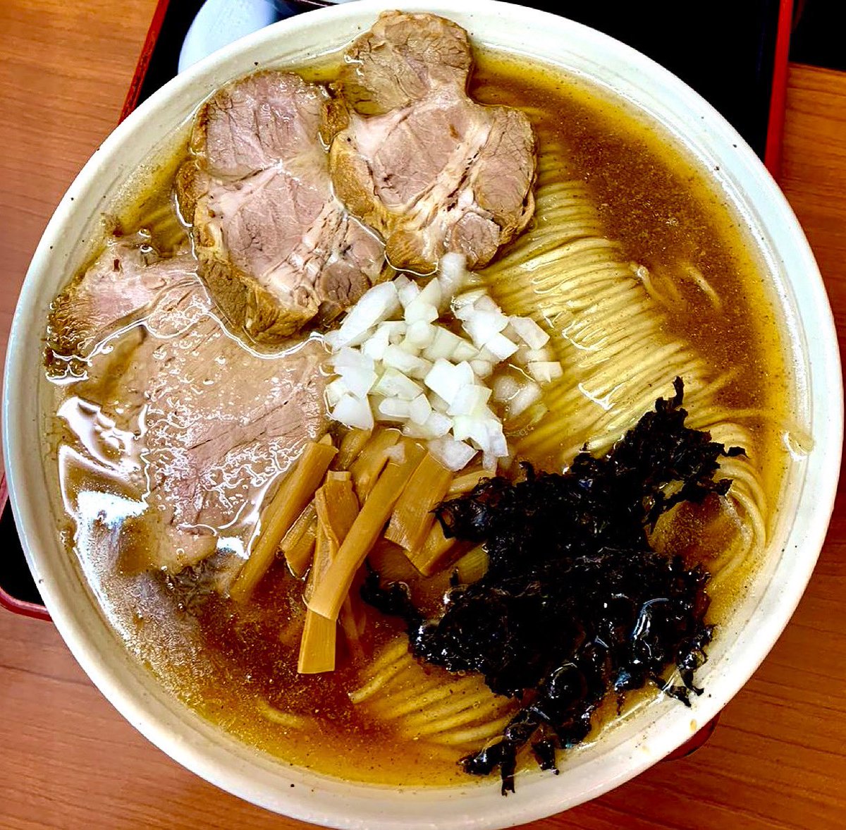10月4日(土)

おはようございます

10月に入ったと思ったら、もう土曜日！

スープの湯気でメガネが曇るのも、秋の風物詩ということで…👓💨笑

本日も10:30〜14:30、元気に営業！
ラーメンで体の中からあったまっていきましょう🔥

明日より8日までお休みをいただきます。よろしくお願いします。